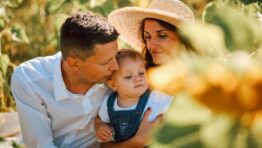 Szczęśliwa rodzina z dzieckiem