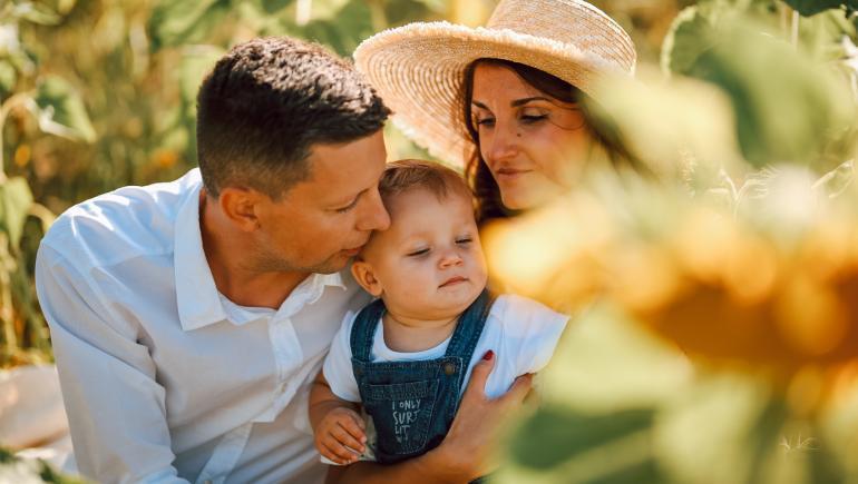 Szczęśliwa rodzina z dzieckiem